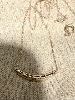 JTV Gold Curved Geometric Bar Necklace